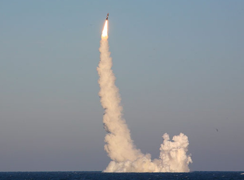Запуск ракеты "Булава" с корабля "Юрий Долгорукий". Фото © Пресс-служба Минобороны
