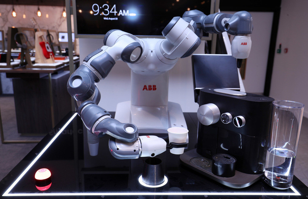 Робот-бариста YuMi швейцарской компании ABB. Фото © PA Images \ TASS
