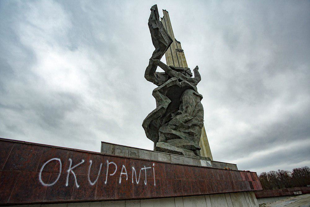В Риге осквернили памятник советским воинам-освободителям, назвав их оккупантами
