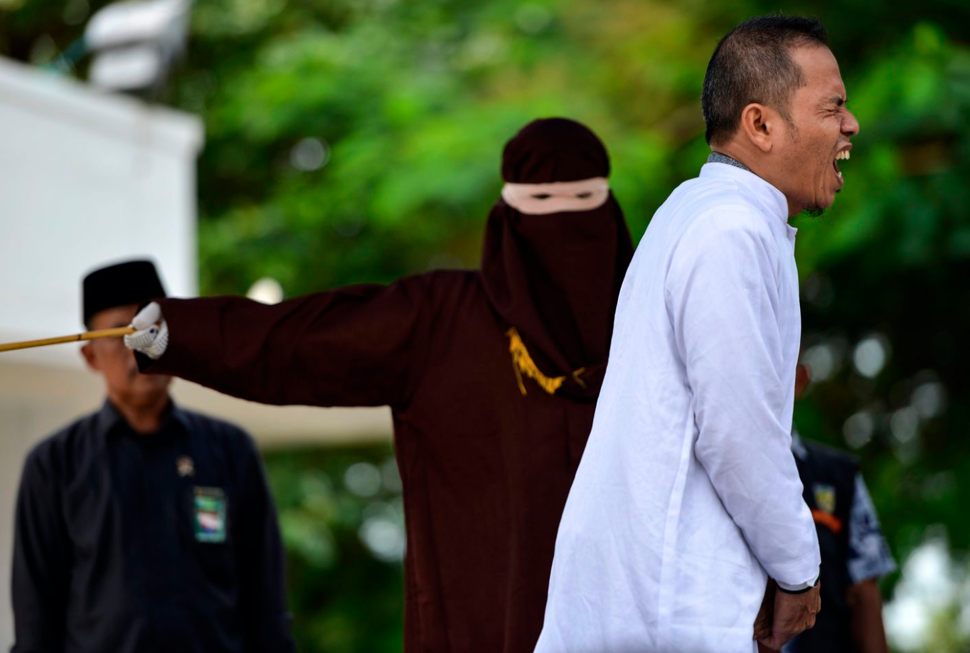 Женщину наказывает муж. Шариат. Мусульманские наказания. Шариатский суд в Индонезии.