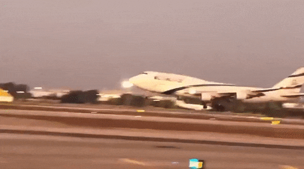 Последний Boeing 747 израильской авиакомпании нарисовал в небе сам себя — видео