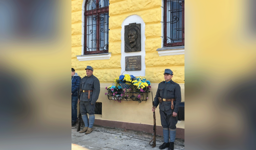 На западе Украины торжественно открыли памятник пособнику Гитлера