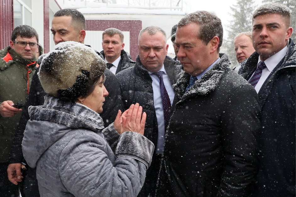 Премьер-министр РФ Дмитрий Медведев во время общения с жителями села Санниково. Фото © ТАСС / Екатерина Штукина
