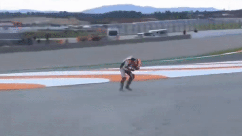 Пилота MotoGP сбил летящий на полной скорости мотоцикл — видео