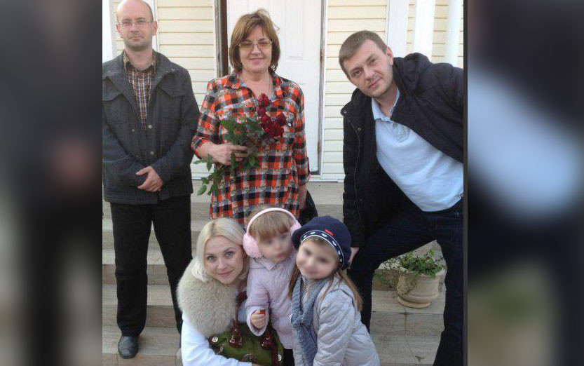На фото — Сергей Ткачёв (справа), его жена Алла с дочерью (снизу). Фото © Соцсети
