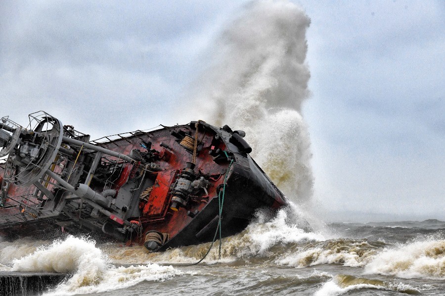 В 53 раза выше нормы. Крушение танкера близ Одессы загрязнило Чёрное море