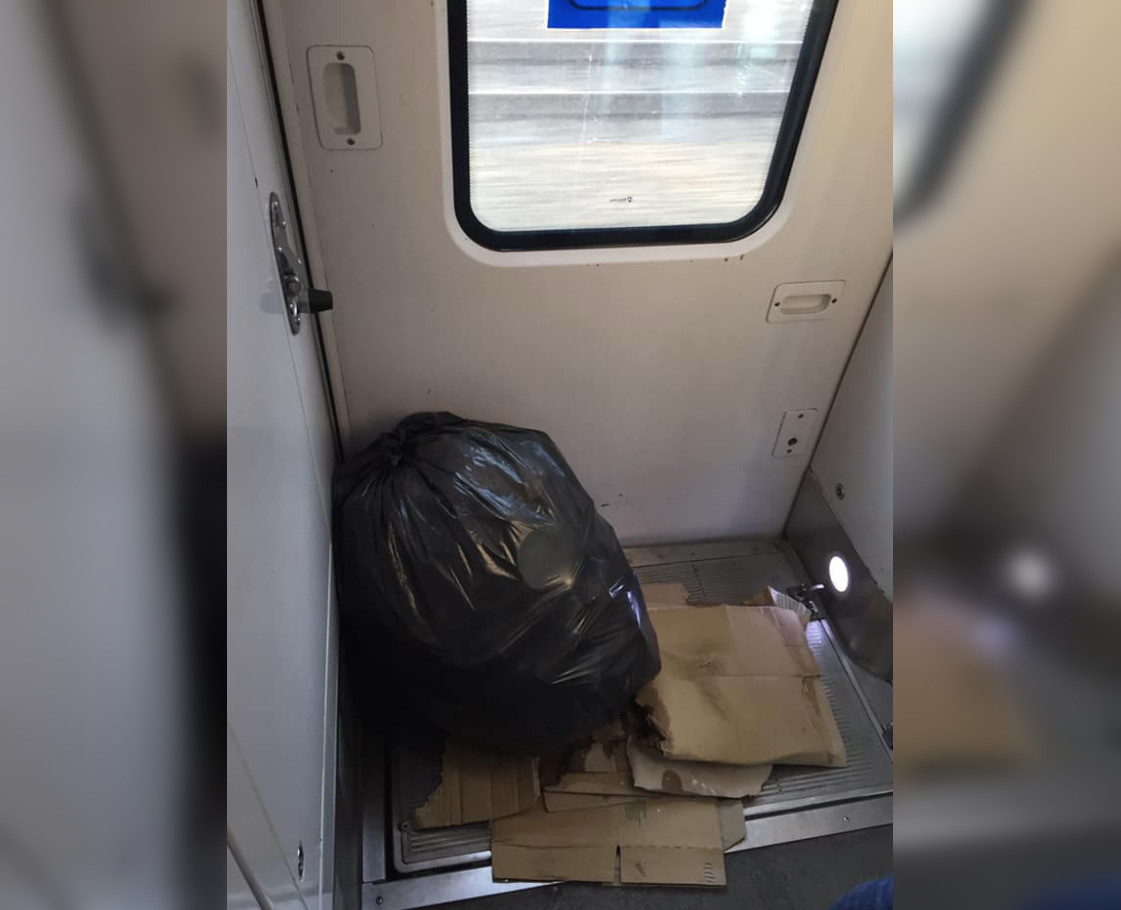 Блогер оценил состояние украинского поезда: Грязный ободранный хлев