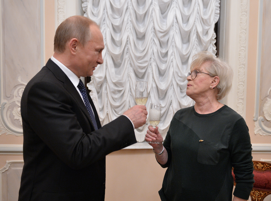 Владимир Путин и Алиса Фрейндлих. Фото © Алексей Дружинин / Пресс-служба Президента РФ / ТАСС (архив, 2014 год)
