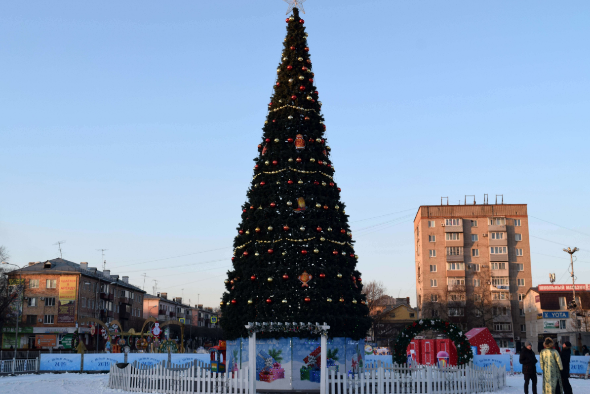 Новый город уссурийск. Уссурийск Центральная площадь. Елка в Уссурийске на площади. Уссурийск Новогодняя елка на площади. Уссурийск зимой.