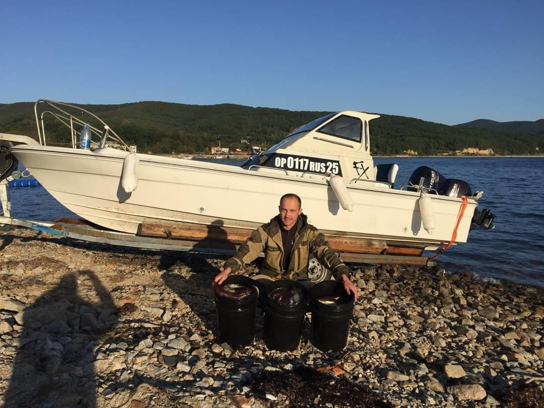 Тот самый катер. На фото — Андрей Поддубный, один из пропавших рыбаков. Фото © Instagram
