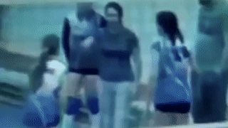 Тренер спортшколы оттаскала за волосы юных баскетболисток — видео