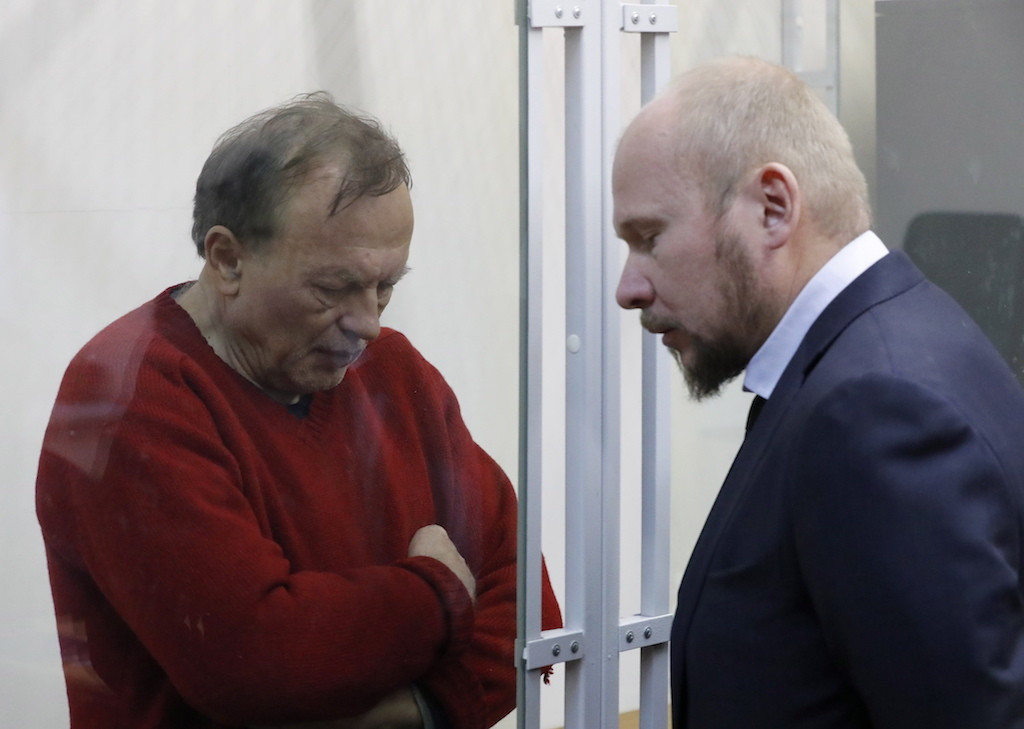 Олег Соколов (слева) и его адвокат Александр Почуев. Фото © ТАСС/ЕРА / ANATOLY MALTSEV
