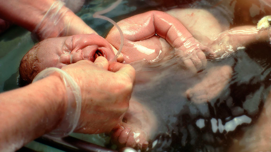 Учёные проверили безопасность родов в воде