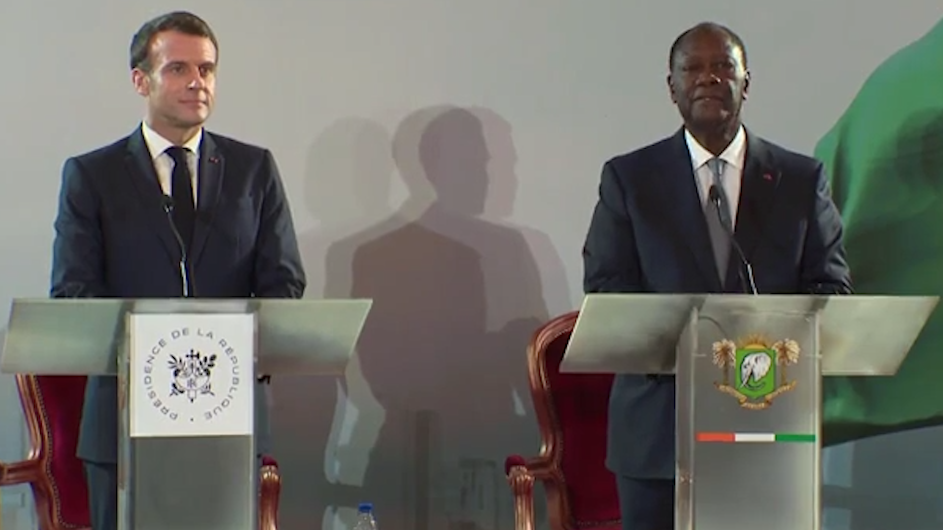 Эмманюэль Макрон и лидер Кот-д'Ивуара Алассан Уаттара. Скриншот видео пресс-конференции в Twitter / Emmanuel Macron
