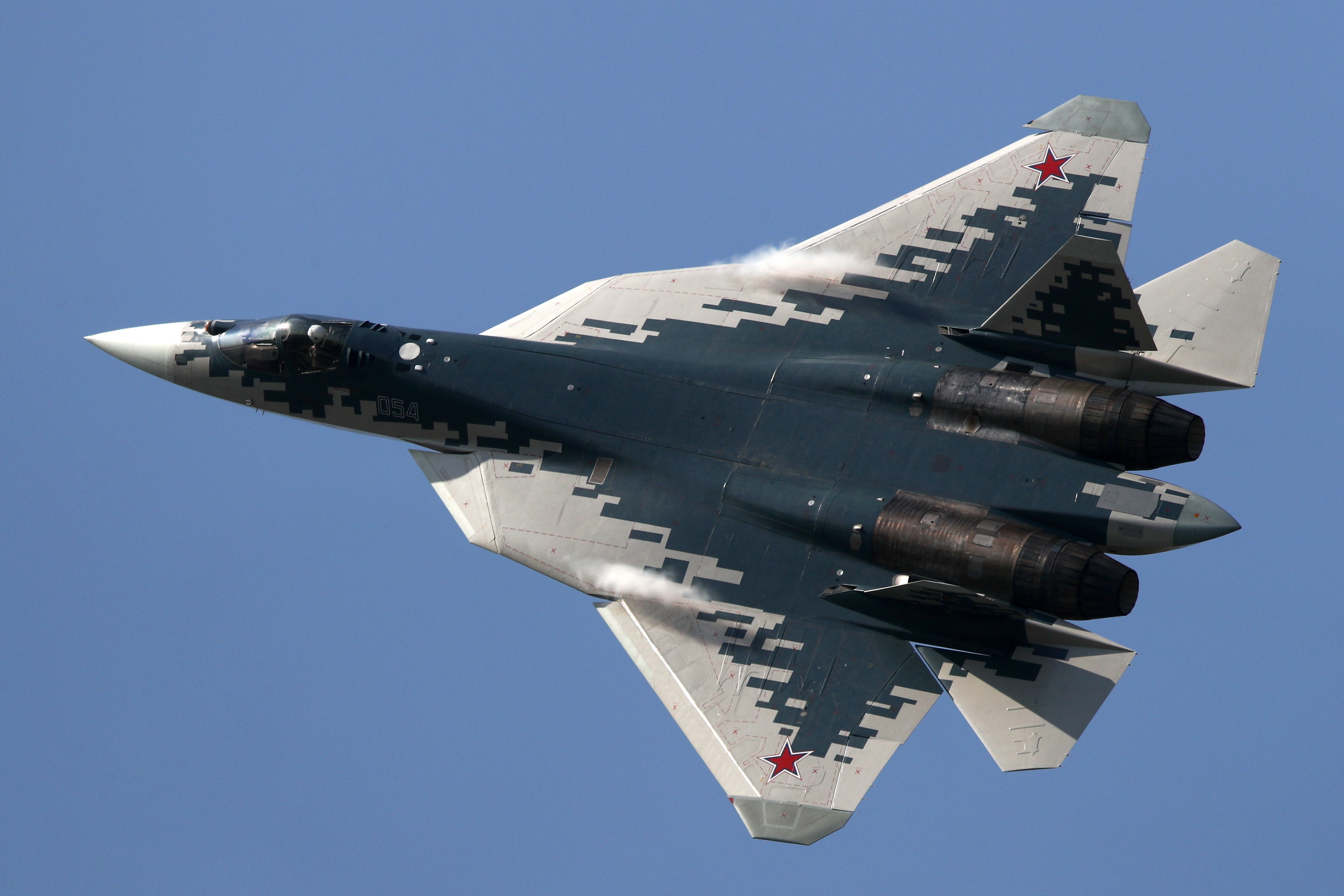 Новый истребитель россии. Су-57 истребитель. Су-57 реактивный самолёт. Истребитель России Су-57. Самолет пятого поколения Су-57.