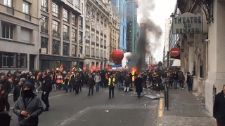 Мирная демонстрация "жёлтых жилетов" в Париже переросла в уличные беспорядки