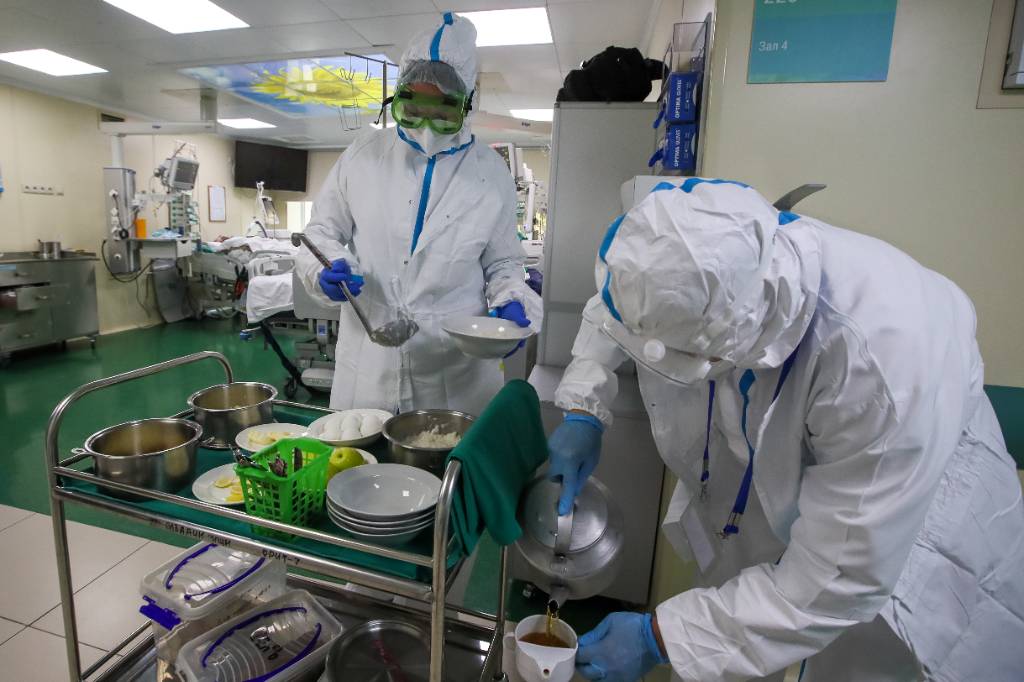Эпидемиолог оценил риски передачи коронавируса через еду