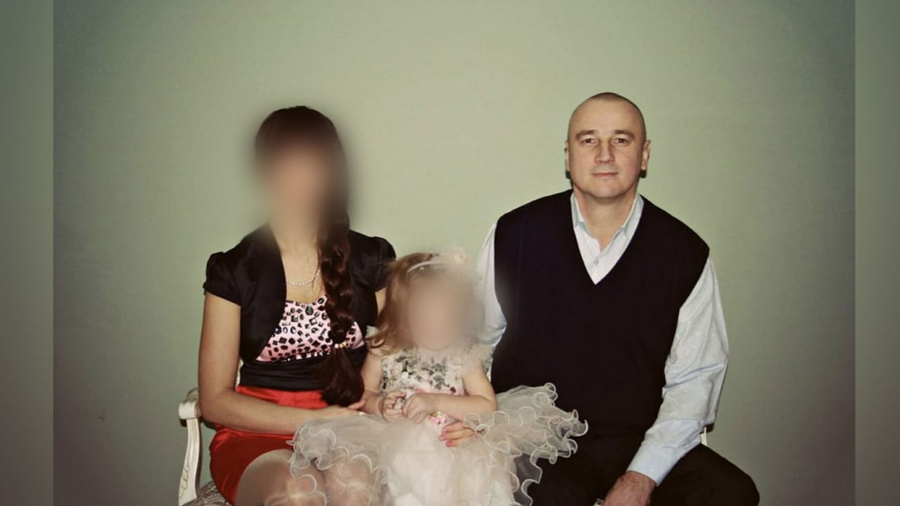 Сергей Ш. с женой и дочкой. Фото © Соцсети