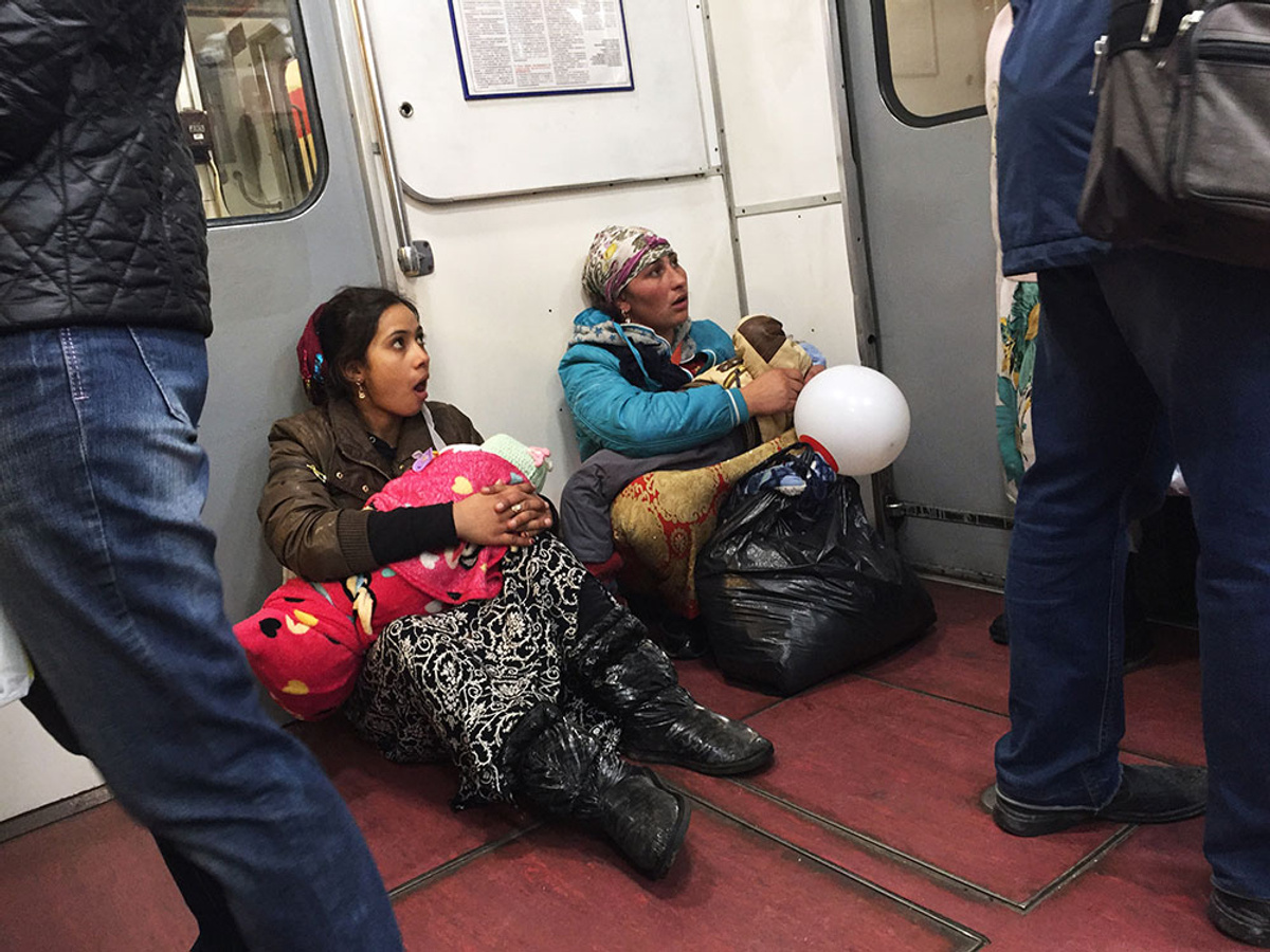 Таджикский санкт петербург. Попрошайки в электричках. Цыгане в метро. Цыганка с ребенком.