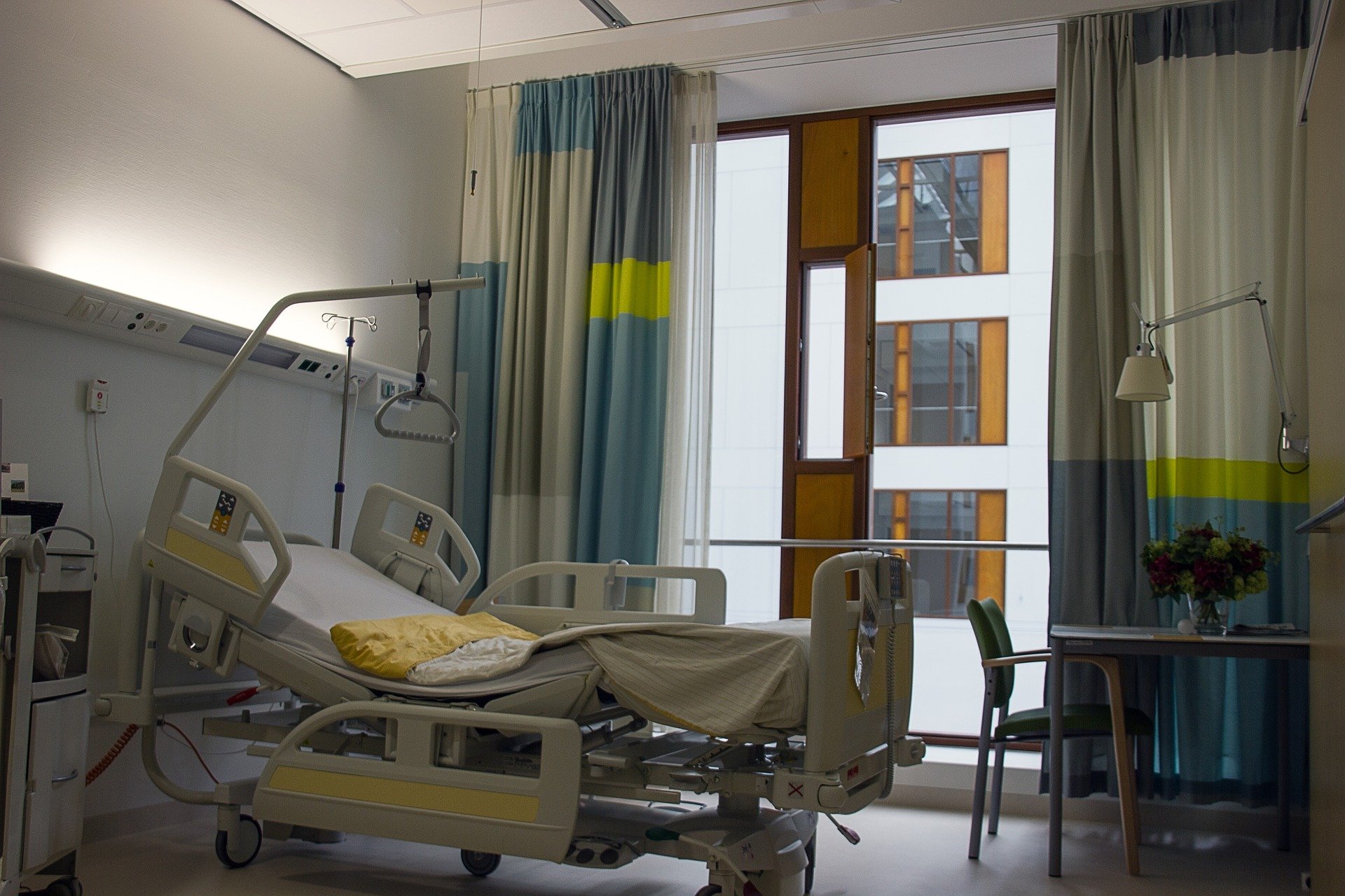 В ковидном госпитале под Волгоградом нашли тело пациента с ножом в груди