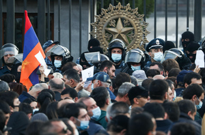 Десять лидеров оппозиции задержаны после протестов в Ереване