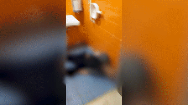 Больной CoViD снял жуткое видео из переполненной больницы, где пациент умер в туалете