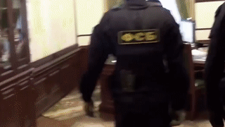 Вывели из администрации в наручниках. СК показал видео задержания мэра Томска
