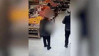 Осеннее обострение? Голый москвич устроил погром в супермаркете и повалялся на фруктах — видео