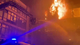 Столбы дыма и сильный огонь. В Петербурге горят два этажа производственного здания