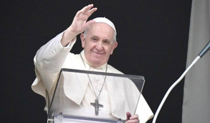 Папа римский поставил лайк сексуальной модели в откровенном наряде в Instagram, но быстро "поменял" своё мнение