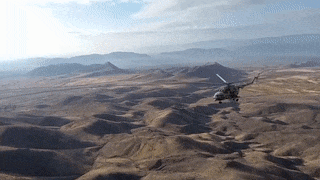 В Карабахе безопасность колонн российских миротворцев начали обеспечивать вертолёты — видео