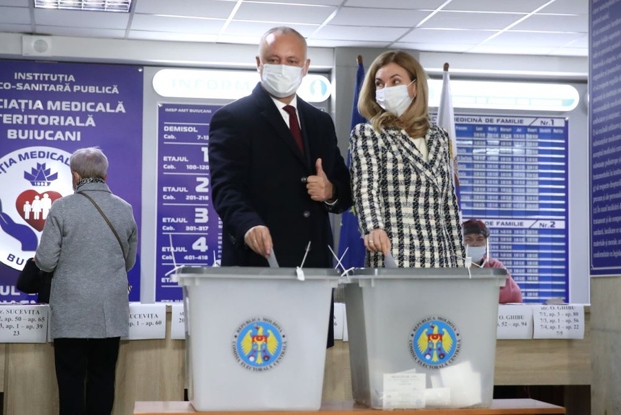 Игорь Додон с супругой во время голосования. Фото © ТАСС / Валерий Шарифулин