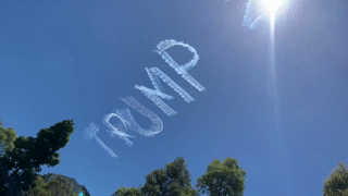 В небе над Австралией появилась гигантская надпись в поддержку Трампа — видео