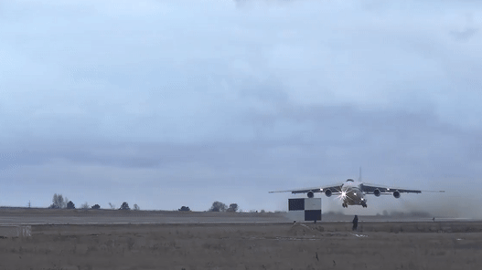 Ещё два российских самолёта доставили в Ереван миротворцев и бронетехнику — видео