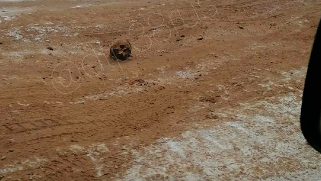 Под Иркутском обледенелую дорогу посыпали песком с человеческими костями
