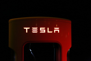 Регулятор США начал проверки после массовых жалоб на машины Tesla