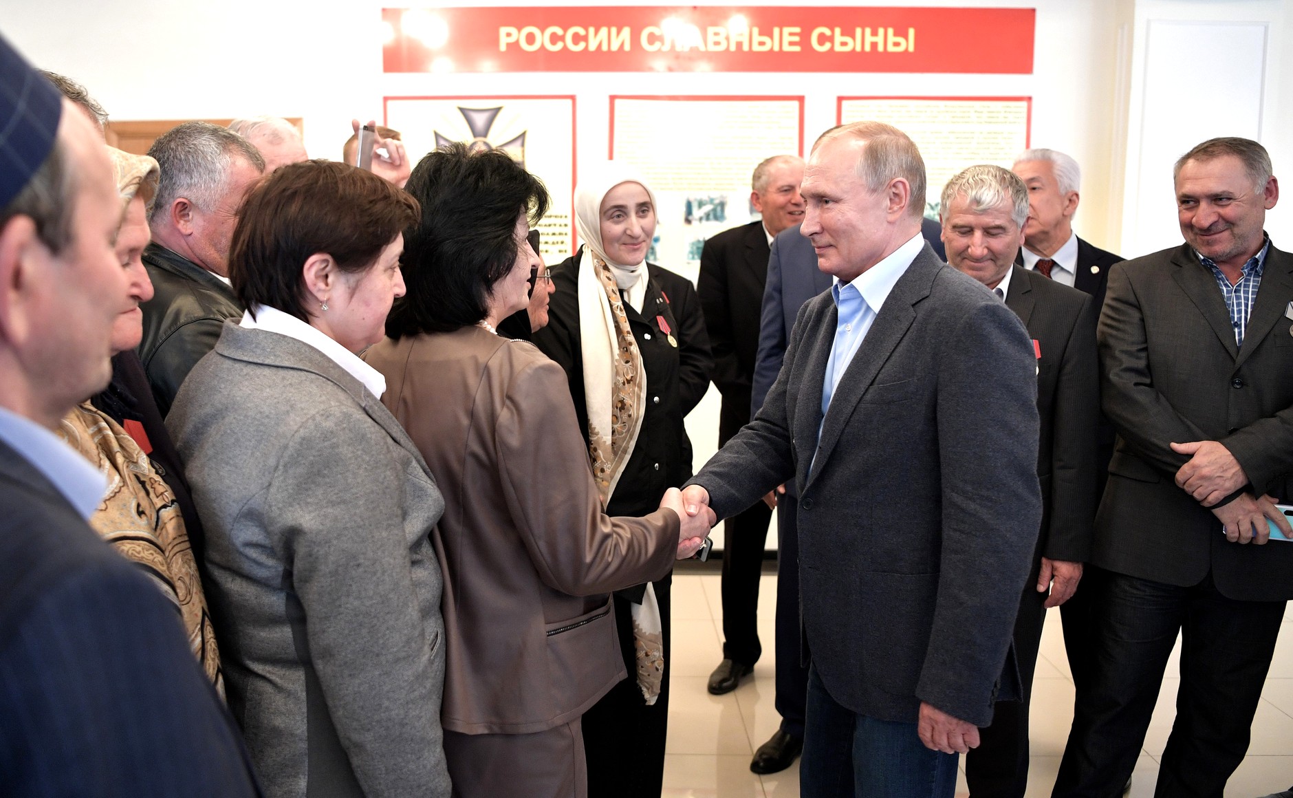 Песков заявил, что Путину не хватает живого общения с людьми
