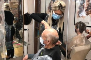 Парикмахер спасла жизнь 82-летнему дедушке, заметив странную опухоль за ухом во время стрижки