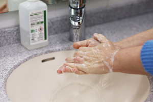 Эпидемиолог предупредила, чем опасен антисептик после мытья рук