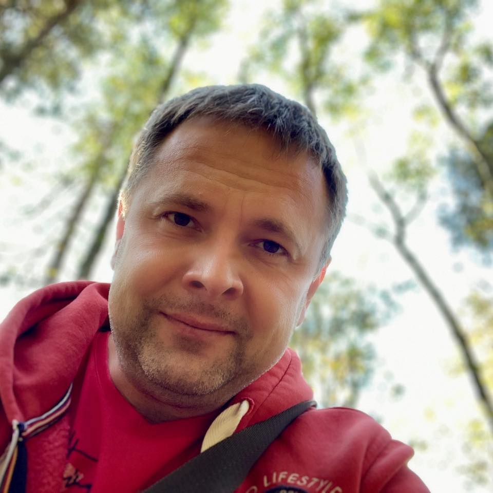 <p>Я думаю, практика должна быть следующей, группа разбора ДПС должна рассматривать владельца такого транспорта именно как водителя движущегося средства, а не как пешехода. Опять же, СИМ может управлять водитель с 16 лет. Ответственность за его вождение и вероятные ДТП лежит на родителях. Кроме того, вызывает вопросы ограничение в 20 километров в час. Такая скорость слишком велика для пешеходных зон, и пока нет полной ясности, какой именно части движения электросамокатов касается это ограничение. Раз на дороги общего пользования им выезжать без соответствующих документов нельзя, то как и на каком основании двигаться в пешеходной зоне, если они (владельцы СИМ) с точки зрения закона уже не пешеходы? </p>