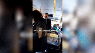 На Урале водитель автобуса разбил нос пассажиру, отказавшемуся натянуть маску выше — видео