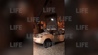 "Ласточка моя, держися давай!" Во Владивостоке из внедорожника достали бетонную плиту, разрубившую его пополам — видео