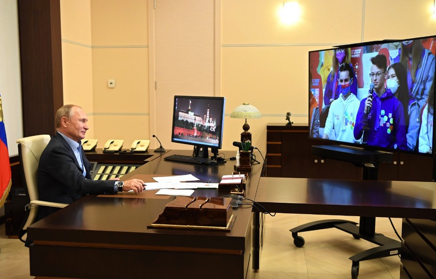 Президент Владимир Путин во время общения с финалистами конкурса "Большая перемена" Фото © Пресс-служба Кремля 
