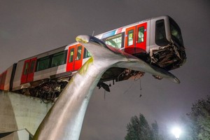 Поезд метро был спасён благодаря арт-объекту, который не дал ему рухнуть с 10-метровой высоты — фото