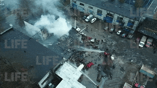 На юге Москвы потушили мощный пожар на газовой станции. Здание почти уничтожено взрывами — видео