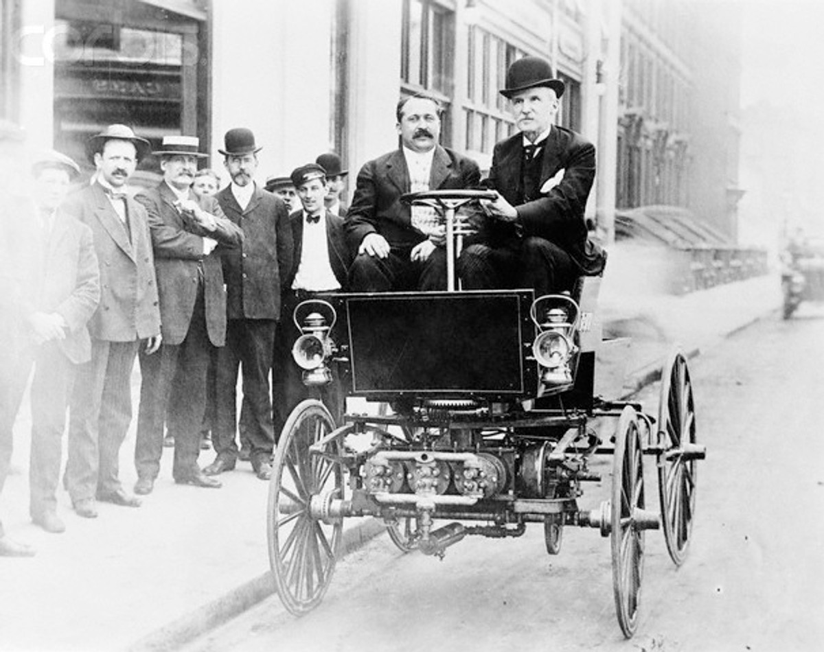 Джордж Болдуин Селден за рулём автомобиля в 1905 году. Фото © Wikipedia