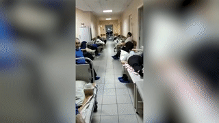 В Томске ковидных пациентов положили в коридорах. А некоторым пришлось довольствоваться стульями