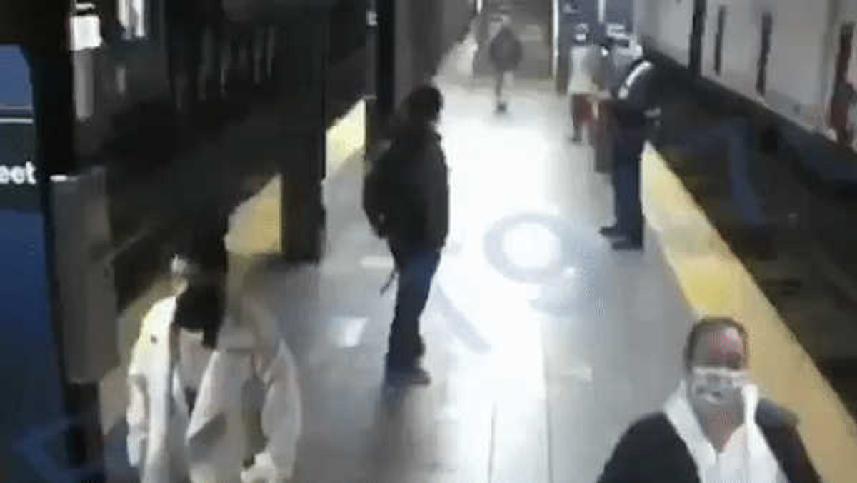 Парень столкнул девушку под поезд. Парень столкнул женщину в метро. Столкнул под поезд в метро. Парень столкнул под поезд девушку в метро.
