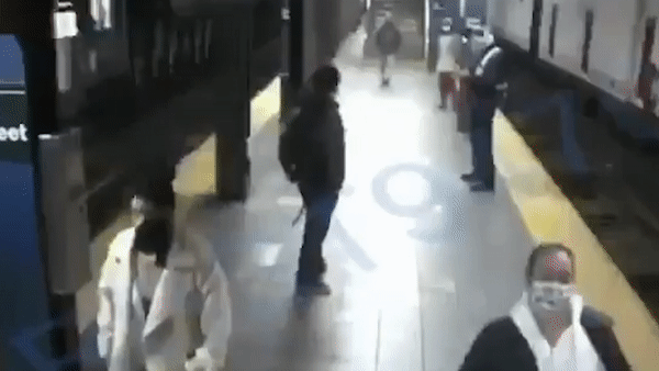 Бездомный столкнул незнакомку под поезд на глазах у шокированных пассажиров метро — видео
