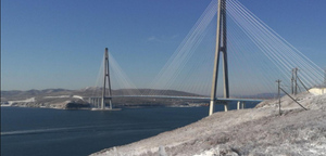 Во Владивостоке закрыли мост на остров Русский из-за падения льда